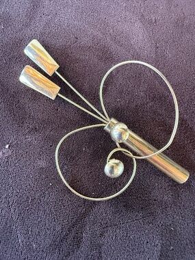 VINTAGE GOLD UNUSUAL DESIGN BROOCH